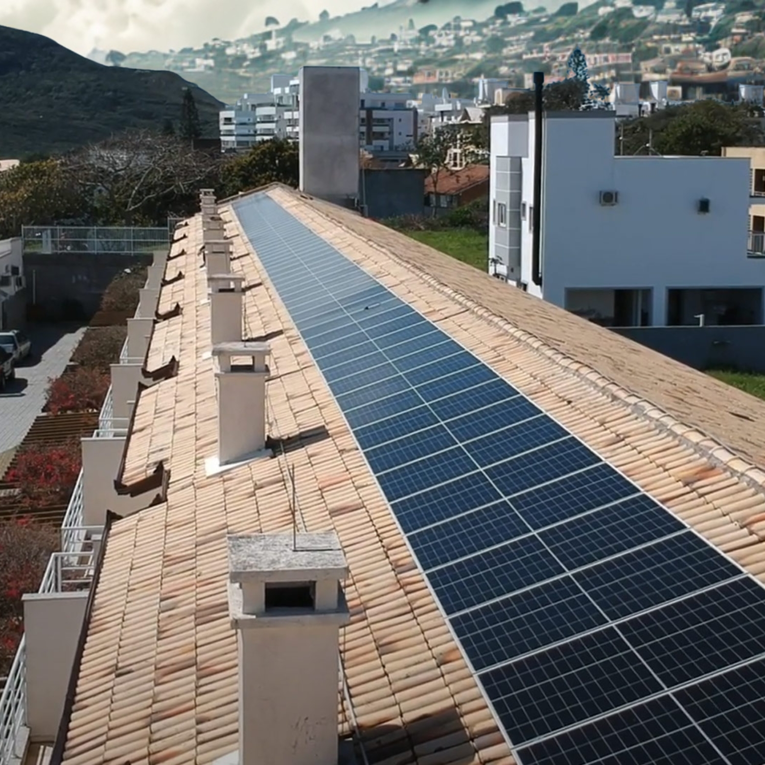 Sistema de energia solar em telhado de supermercado em Maracanaú